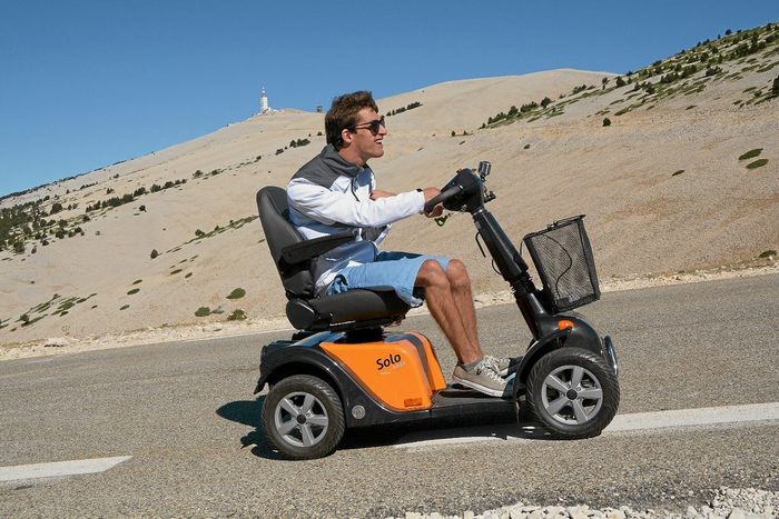 Olivier Wyseur op zijn speciaal ontwikkelde scooter.
