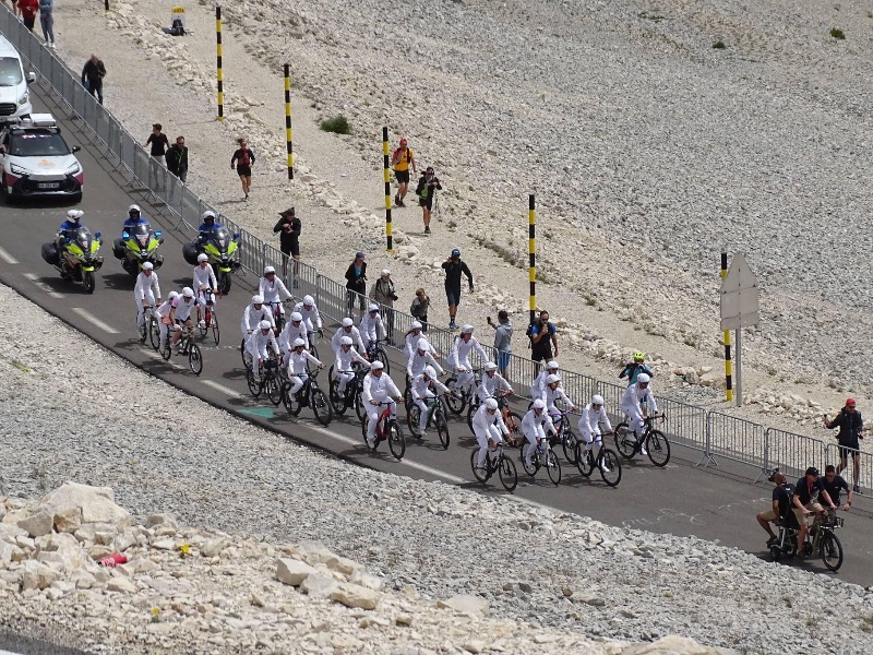 De Olympische vlam wordt ‘naar boven gefietst’. Foto: Mairie de Bedoin. 