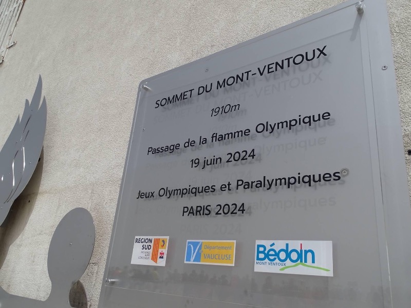 Een gedenkteken ter herinnering aan het passeren van de Olympische vlam is zojuist onthuld. Foto: Mairie de Bedoin. 