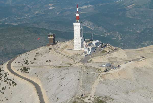 De top van de Ventoux, gezien vanuit een vliegtuig. Foto: De Kale Berg.