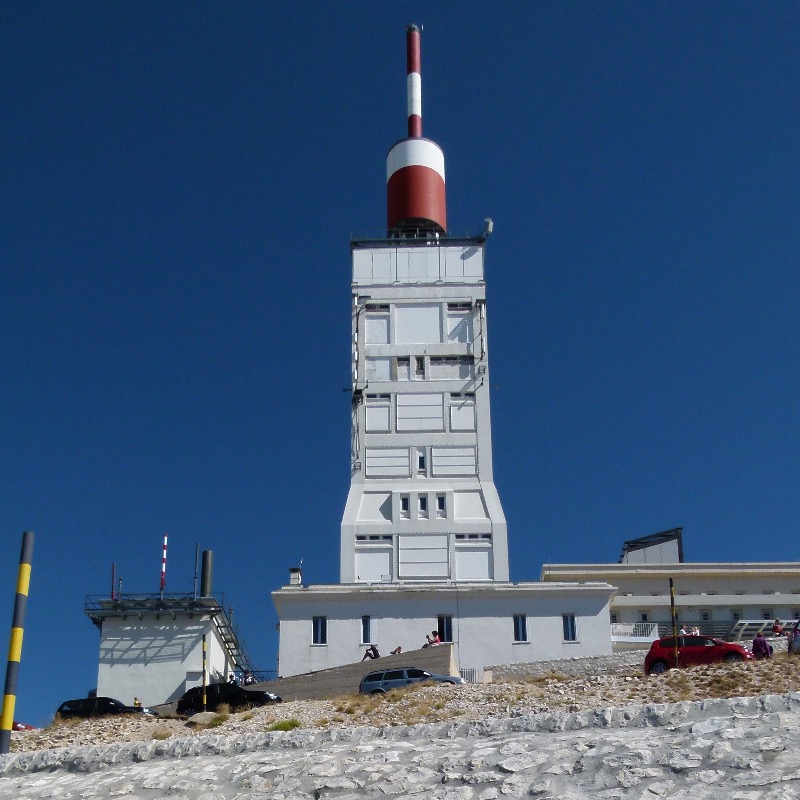 De markante witte toren met "raket" of "vuurpijl".