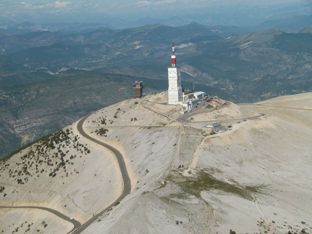 De top van de kale berg, gezien vanuit een sportvliegtuigje.