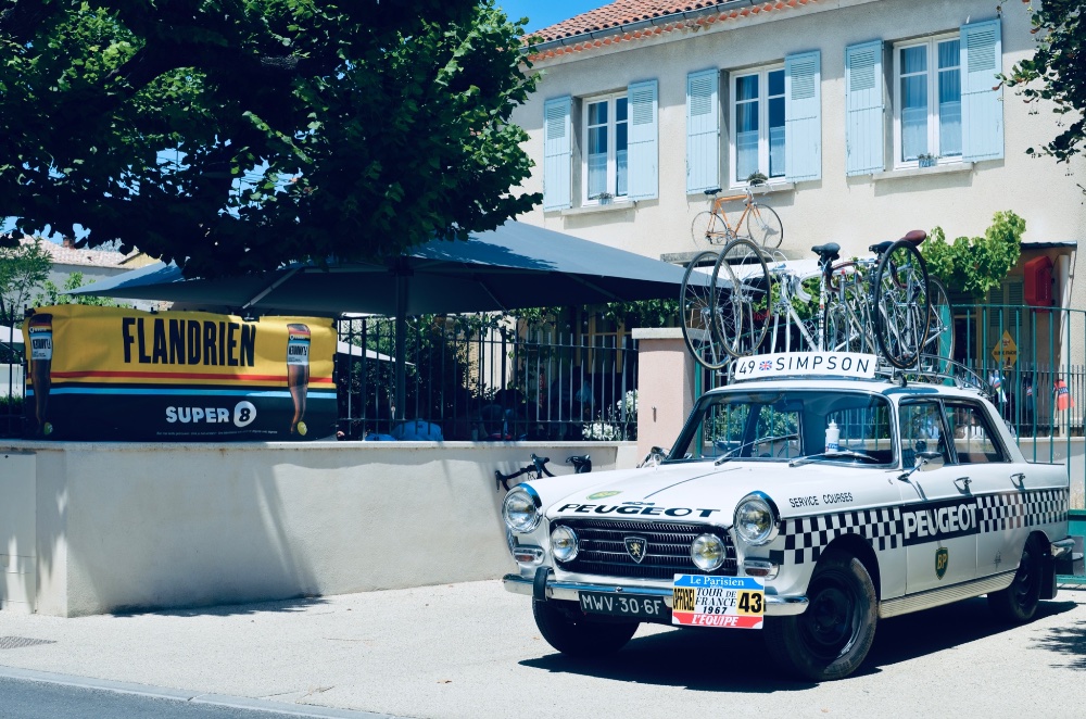 De originele ploegleidersauto uit 1967 bij Le Flandrien. 