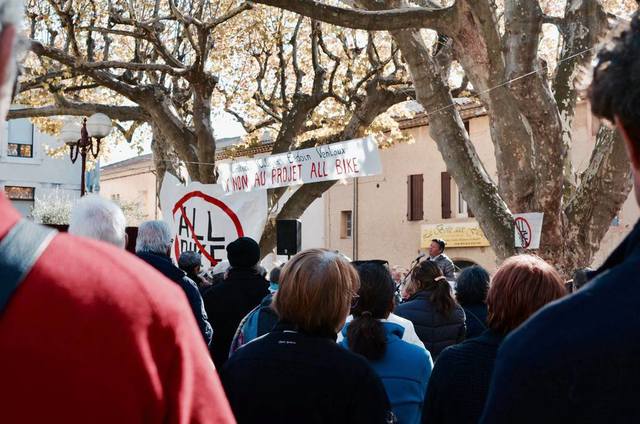 Protestbijeenkomst in Bedoin tegen project All Bike Ventoux Provence. Foto: Els Bedoin.