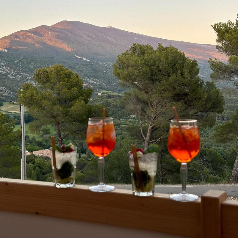 Een glaasje drinken en dan mijmeren over de kale berg... Foto: Facebook pagina Belvédère du Ventoux.